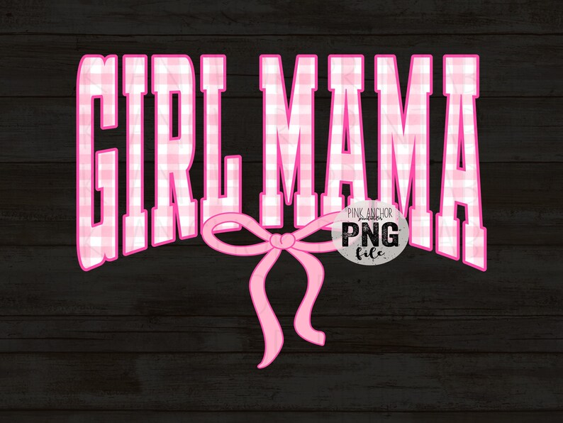 Op de afbeelding: Roze en witte ruitjestekst met de tekst "GIRL MAMA" en een roze strik. De tekst is roze omlijnd en geplaatst tegen een donkere houtnerf achtergrond. Er is ook een PNG-bestand logo aanwezig.