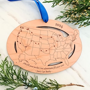 Texte personnalisé et ornement de carte des villes des États-Unis, ornement de voyage sur la route, relation longue distance, 50 marathons d'État, couleur dans les voyages