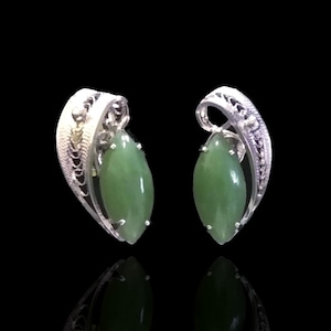 Vintage Uncus Sorrento Jade Screw-Back Earrings ~ Ster Silver Filigree Leaf Around Green Nephrite ~925~ Signed