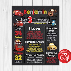 Op de afbeelding: Een zwart krijtbord-stijl verjaardagsbord met een rood en geel Cars-thema. Het bord zegt "Benjamin Mijn 3e Verjaardag!" met de datum "15 oktober 20XX". Het bevat ook details over de lengte, het gewicht, de favoriete activiteiten, shows, etenswaren, speelgoed en liedjes van de jarige.