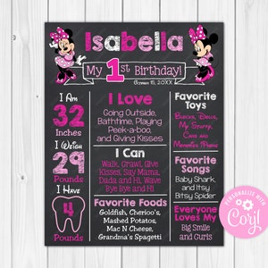 Puede incluir: Un cartel de cumplea&ntilde;os estilo pizarra negra con acentos rosas. El cartel dice "Isabella My 1st Birthday!" e incluye detalles sobre la edad, la altura, el peso, las actividades favoritas, los alimentos, las canciones y los juguetes del ni&ntilde;o. El cartel est&aacute; decorado con dos im&aacute;genes de Minnie Mouse.