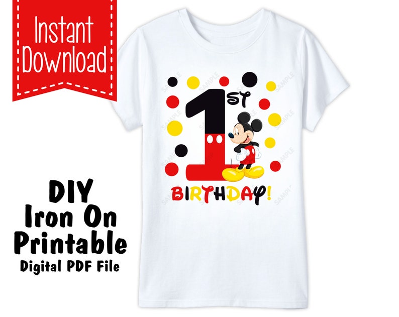 Op de afbeelding: Strijkbaar printbaar ontwerp met Mickey Mouse en het nummer &eacute;&eacute;n, omringd door rode en gele stippen. Het ontwerp luidt "1e Verjaardag!" in zwarte tekst.