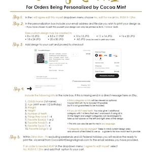 Puede incluir: Una gu&iacute;a para personalizar un cartel de pizarra de hitos de desarrollo del ni&ntilde;o. El cartel est&aacute; disponible en varios tama&ntilde;os, incluyendo 8x10, 11x14 y 16x20 pulgadas. La gu&iacute;a incluye instrucciones para agregar informaci&oacute;n como el nombre del ni&ntilde;o, la edad, el peso, la altura, el n&uacute;mero de dientes, las cosas favoritas y las canciones favoritas. La gu&iacute;a tambi&eacute;n incluye informaci&oacute;n sobre el env&iacute;o y los pedidos urgentes.