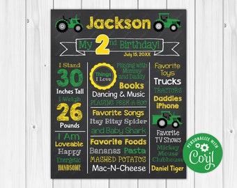 Puede incluir: Un cartel de cumpleaños de estilo pizarra verde y amarillo para un niño de 2 años llamado Jackson. El cartel incluye detalles sobre su altura, peso, cosas favoritas y comidas favoritas. El cartel está decorado con tractores de juguete verdes.