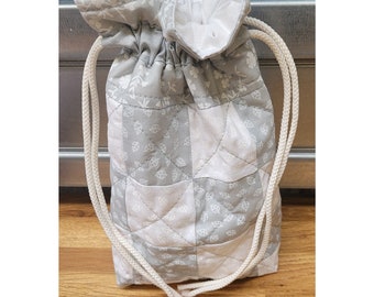 Herunterladbares PDF-Muster - gestepptes Kordelzugbeutelmuster, Patchwork-Kordelzugbeutel-herunterladbares Muster, Projekttasche, Kulturtasche, Geschenktasche