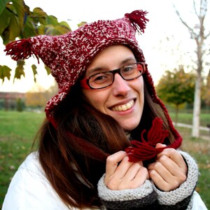 Ritratto Invernale Di Una Donna Divertente Con Cappello Di Lana E Una Donna Divertente Con Cappello Lana E Lunga Sciarpa Calda Che Si Diverte Ride Durante L Inverno Nevoso 166203657