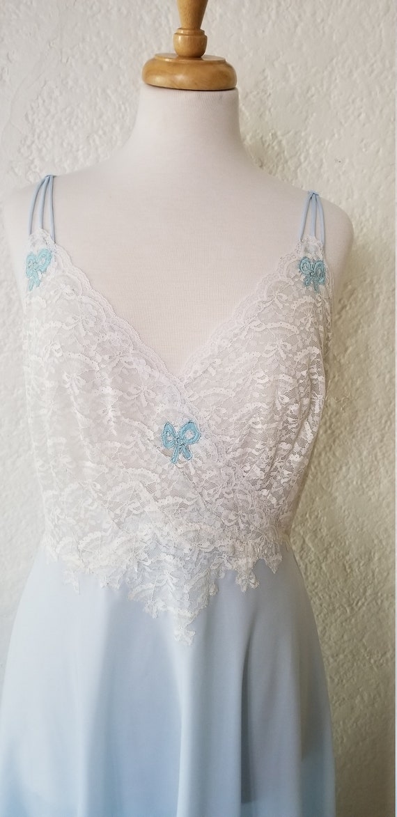 Vintage 1950s-1960s ice blue nightdress with lace 