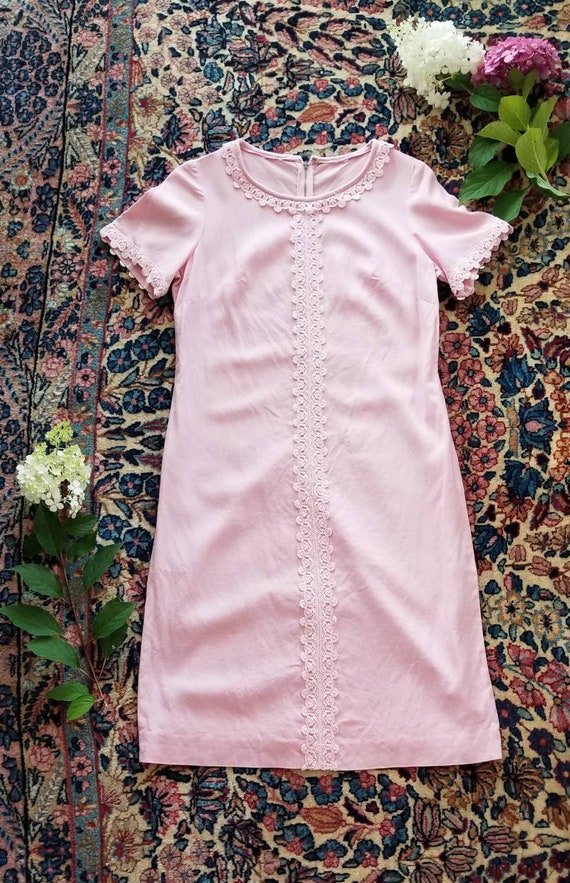 Vintage 1960s baby pink linen mod frock with lace… - image 2