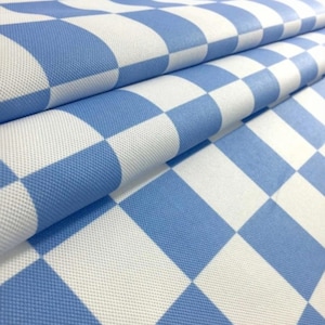 Könnte beinhalten: Nahaufnahme eines blau-weiß karierten Stoffes. Der Stoff ist gefaltet und zeigt das sich wiederholende quadratische Muster. Das Material scheint ein robustes, gewebtes Textil zu sein, das für verschiedene Anwendungen geeignet ist.