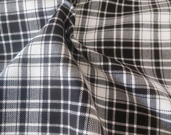 Tessuto gabardine a quadri scozzesi bianchi e neri: misto cotone, tagliato su misura.