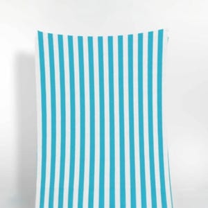 Op de afbeelding: Een rechthoekige strandlaken met verticale strepen in turquoise en wit. De strepen zijn gelijkmatig verdeeld en lopen over de gehele lengte van de handdoek. De handdoek is gemaakt van een zachte stof. Het ontwerp is eenvoudig en strak.