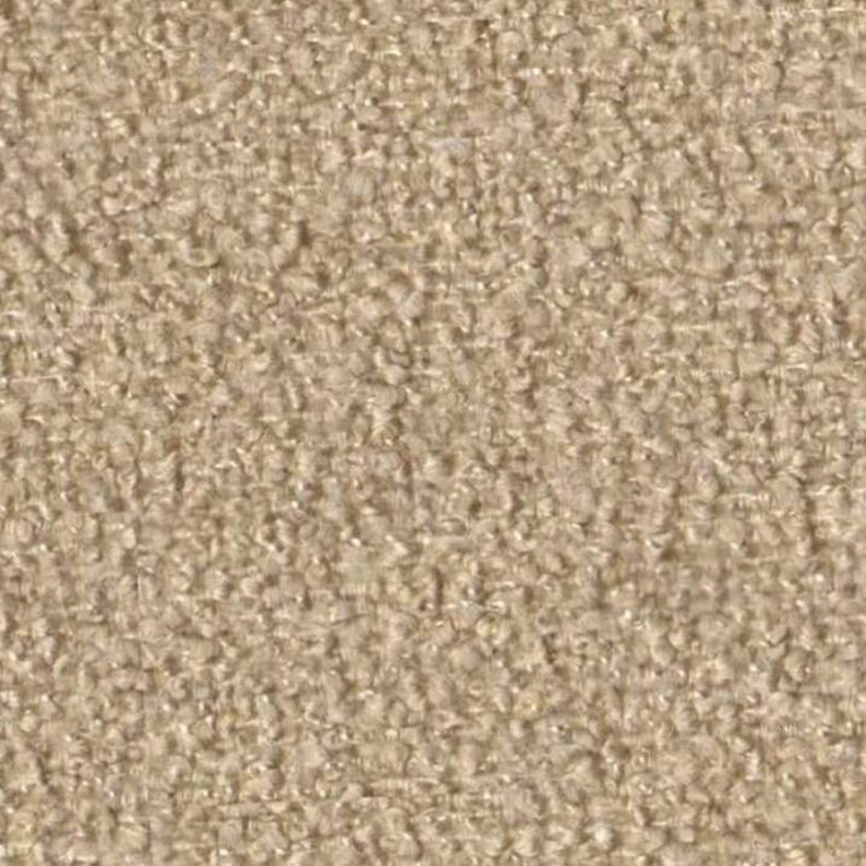 Op de afbeelding: Close-up van een beige, textuurrijke stof met een subtiel geweven patroon. De stof heeft een zachte, pluche uitstraling.