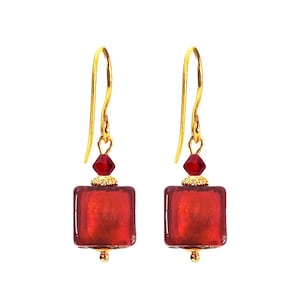 以下が含まれることがあります： ゴールドカラーのドロップイヤリングのペア。各イヤリングは、正方形の半透明の赤いビーズ、小さな赤いクリスタル、ゴールドカラーのフックを備えています。イヤリングはシンプルでエレガントなデザインです。