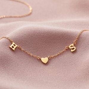 Colar inicial delicado, colar de letras espaçadas, presente de dia das mães para ela, colar com nome, colar de mãe com iniciais