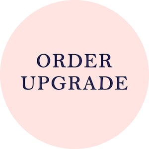 Peut inclure: Un cercle rose avec le texte "ORDER UPGRADE" en bleu marine.