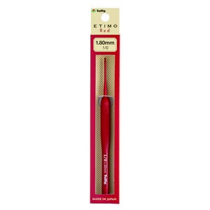 Puede incluir: Un gancho de ganchillo rojo en un paquete de plástico. El gancho mide 1,80 mm y está etiquetado como "ETIMO Red 1/0 1,80 mm Tulip".