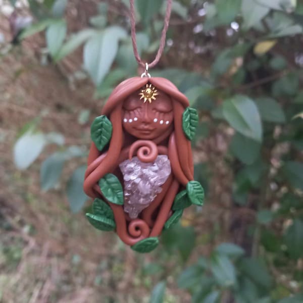 Polymer Clay Erdgeist Anhänger Halskette mit Amethyst Cluster- Göttin- Fee-Fee- Heilung- Boho- Talisman-Amulett