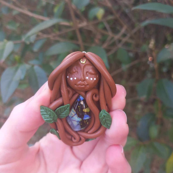 Polymer Clay Erdgeist Anhänger Halskette mit Multi Feuer Aurora Boulder Opal-Göttin- Fee-Fee- Heilung- Talisman-Amulett-Vegan-Freundlich