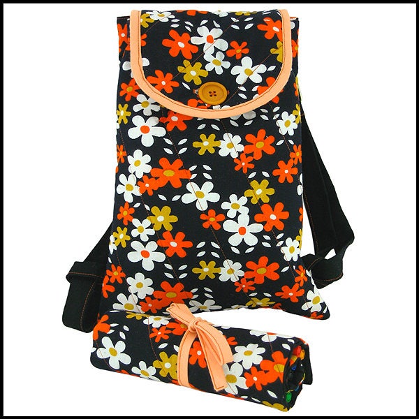Sac à dos enfant en coton matelassé - motifs petites fleurs orange et blanches - création artisanale fabriquée en France