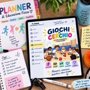 Puede incluir: Una tableta digital que muestra un planificador de educación física titulado Giochi in Cerchio, rodeada por un cuaderno de espiral, un silbato, un lápiz óptico, una botella de agua con texto y notas adhesivas con texto en italiano sobre actividades.