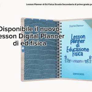 Può includere: Un planner digitale aperto con rilegatura a spirale, con una copertina blu e un motivo strutturato a forma di pelle di coccodrillo. Le pagine del planner mostrano il testo "Lesson planner di Educazione Fisica" e "Digital Planner". La copertina mostra anche il testo "Disponibile il nuovo Lesson Digital Planner di ed.fisica".