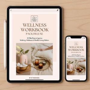 Può includere: Un quaderno di lavoro digitale per il benessere visualizzato su un tablet e uno smartphone. Lo schermo mostra il titolo "WELLNESS WORKBOOK PACK DELUXE" con testo aggiuntivo. L'immagine include un vaso rosa, candele e un vassoio di legno, il tutto su una superficie chiara.