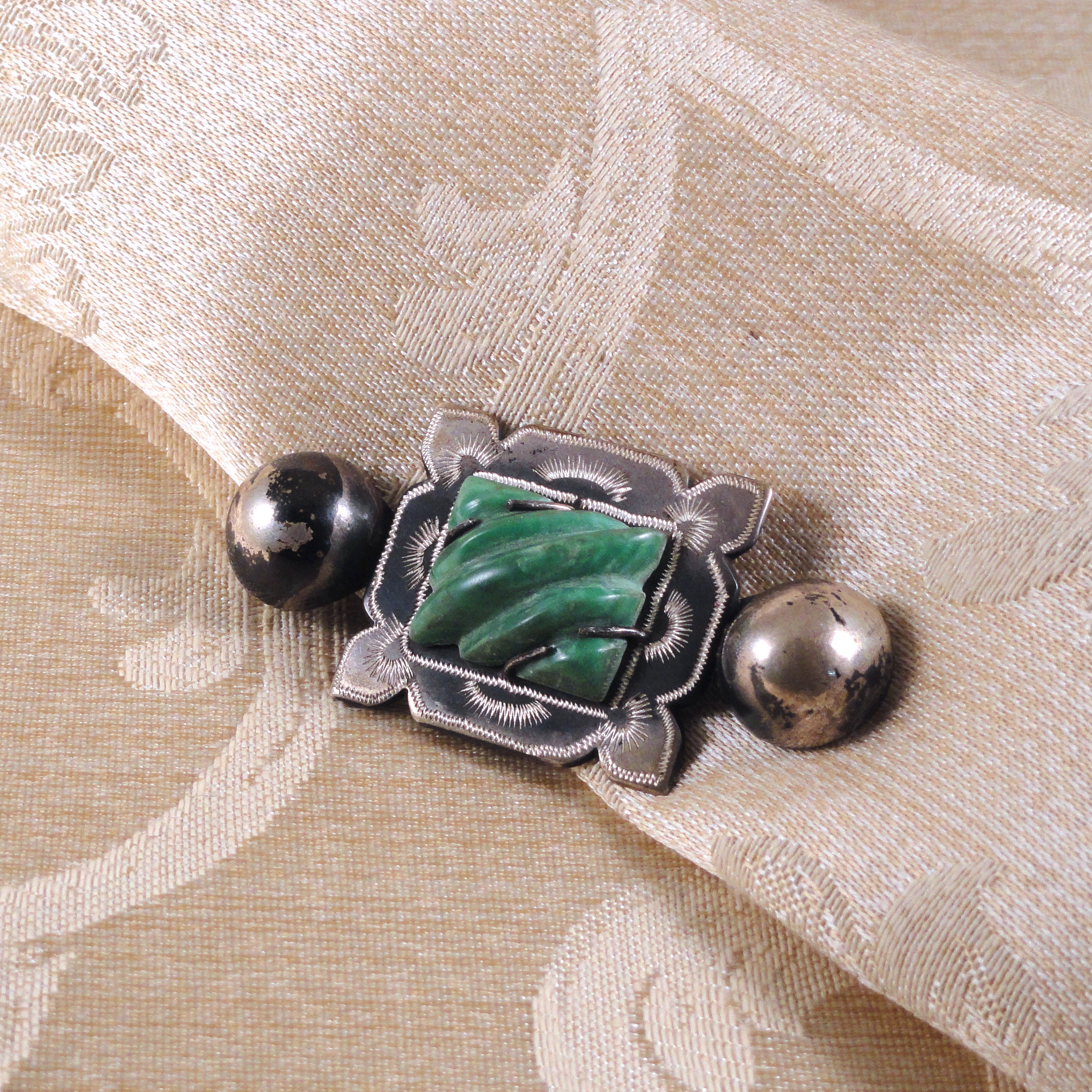 Broche Ancienne Mexicaine En Bronze Avec Perles De Jade Et Améthyste - Bijou Vintage Occasion