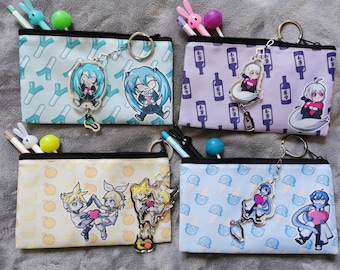 Astuccio Vocaloid Miku, Rin e Len, Kaito, Haku con portachiavi e simpatici accessori