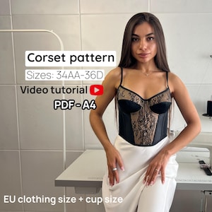 Puede incluir: Un top tipo corsé negro con paneles de encaje transparente y tirantes finos. El texto en la imagen dice: Corset pattern, Sizes: 34AA-36D, Video tutorial, PDF-A4, EU clothing size + cup size. La prenda se lleva sobre una falda de color blanco.
