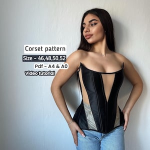Könnte beinhalten: Ein schwarzes Korsett mit einem V-förmigen transparenten Einsatz und vertikalen Bahnen. Die Korsett-Schnittmustergrößen sind 46, 48, 50 und 52. Der Text auf dem Bild lautet "Corset pattern", "Size - 46,48,50,52", "Pdf - A4 & A0" und "Video tutorial".
