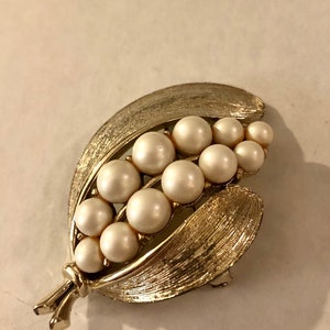 Vintage Listner Gold Toned Pearl Brooch