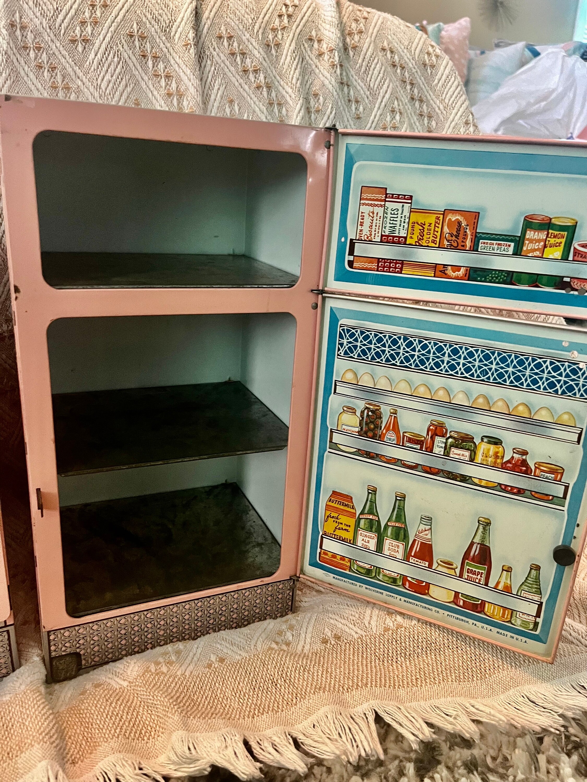 Vintage Kitschy Pink Frigidaire Tin Metal Toy Stove & Pink