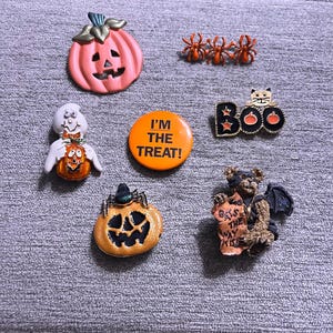 Vintage Halloween Themed Brooch Broach Pin Bundle Pumpkin Ghost Spider Jack O Lantern Cat Boo