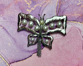 Broche papillon vintage en perles synthétiques signée Judy Lee