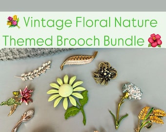 Peut inclure: Un lot de broches vintage sur le thème floral et de la nature. Les broches présentent une variété de motifs, notamment des fleurs, des feuilles et une seule tige avec une fleur en strass. Les broches sont en métal et en strass.