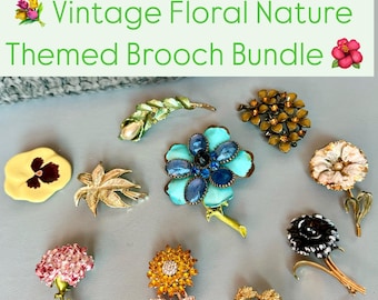 Peut inclure: Une collection de dix broches vintage sur le thème floral et de la nature. Les broches présentent une variété de fleurs, notamment des pensées, des œillets, des tournesols et un arbre. Les broches sont en métal et présentent une variété de finitions, notamment l'or, l'argent et l'émail.