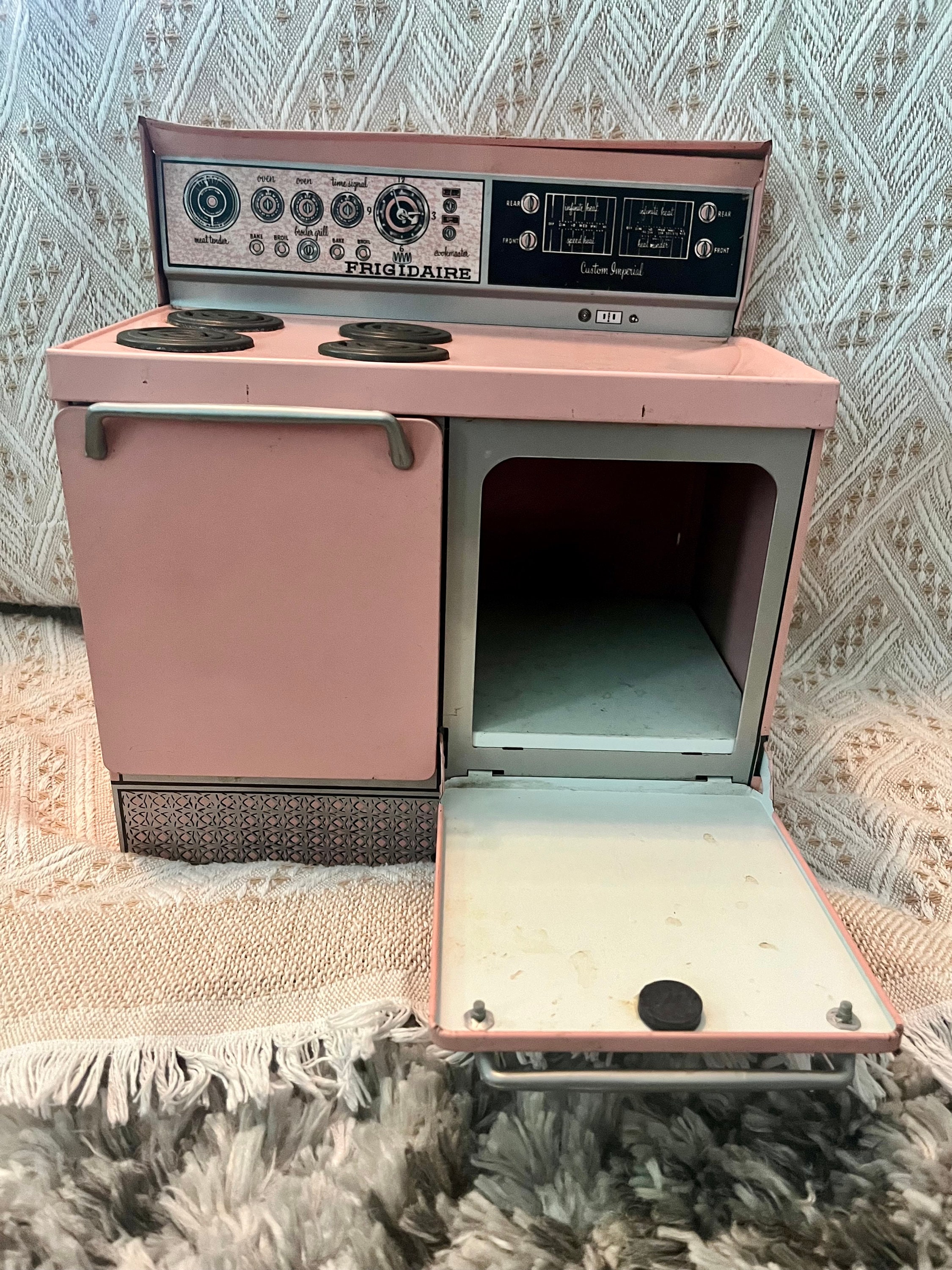 Vintage Kitschy Pink Frigidaire Tin Metal Toy Stove & Pink