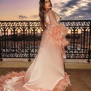 Lungo abito da sposa in piume con strascico, lussuoso abito da sposa boudoir
