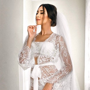 Weißes langes Spitzengewand, Brautgewand, Schiere Gewand, Boudoir Gewand, Maxi Kleid aus Spitze, Morgenmantel, Spitzenbrautkleid, Hochzeitstag, Hochzeitswäsche