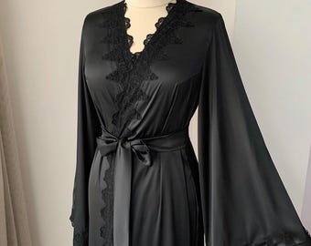 Langer schwarzer Spitzenmantel, bodenlanger Morgenmantel, Hochzeit Kimono Robe