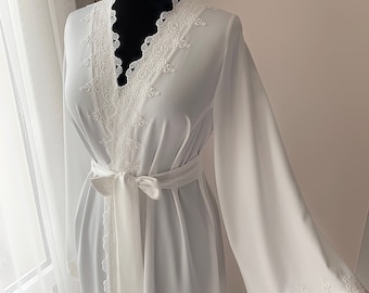 Langes Brautgewand mit Spitze, Elfenbeingewand, Morgenwäsche, Umstandskleid, Seidengewand, lange Kimono-Robe, lange Spitze, Brautdessous