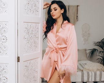 Bata de satén rosa con plumas, kimono corto de novia para prepararse