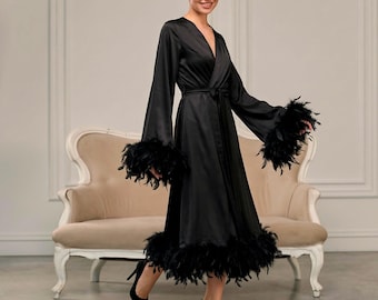 Czarny szlafrok z piór, Długi jedwabny szlafrok, Rękawy i dół wykończony piórami, Bielizna ślubna