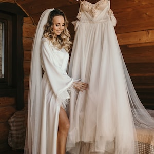 Wit gewaad met veren, bruidsgewaad lang, trouwdag, bruidskimono, vloerlengte gewaad, geschenken bruidsfeest, bruidslingerie