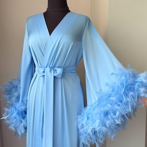 ブルーの羽根ローブ、ロングブライダルローブ、フロアレングスのローブ、シルクのガウン、ブライズメイドローブ、ブライダルシャワーギフト、ウェディングランジェリー