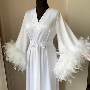 Bata de novia de plumas, Bata de novia larga blanca con plumas