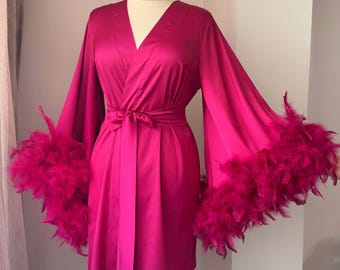 Bata de seda fucsia con plumas: Kimono corto con mangas dobles de plumas para mujer, lencería nupcial