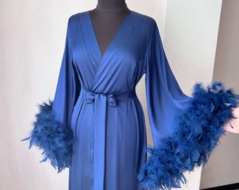 Blauw gewaad met veren, lang bruidsgewaad, verengewaad, gewaad tot vloer, boudoirgewaad, gevederd gewaad, bruidslingerie