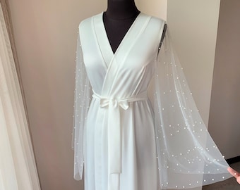 Bata nupcial larga de perlas: Kimono de boda transparente para la novia