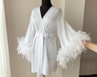 White feather robe, bridal robe with feathers, wedding day, bride robe feathers, boudoir robe, feathered robe, bridesmaid robes